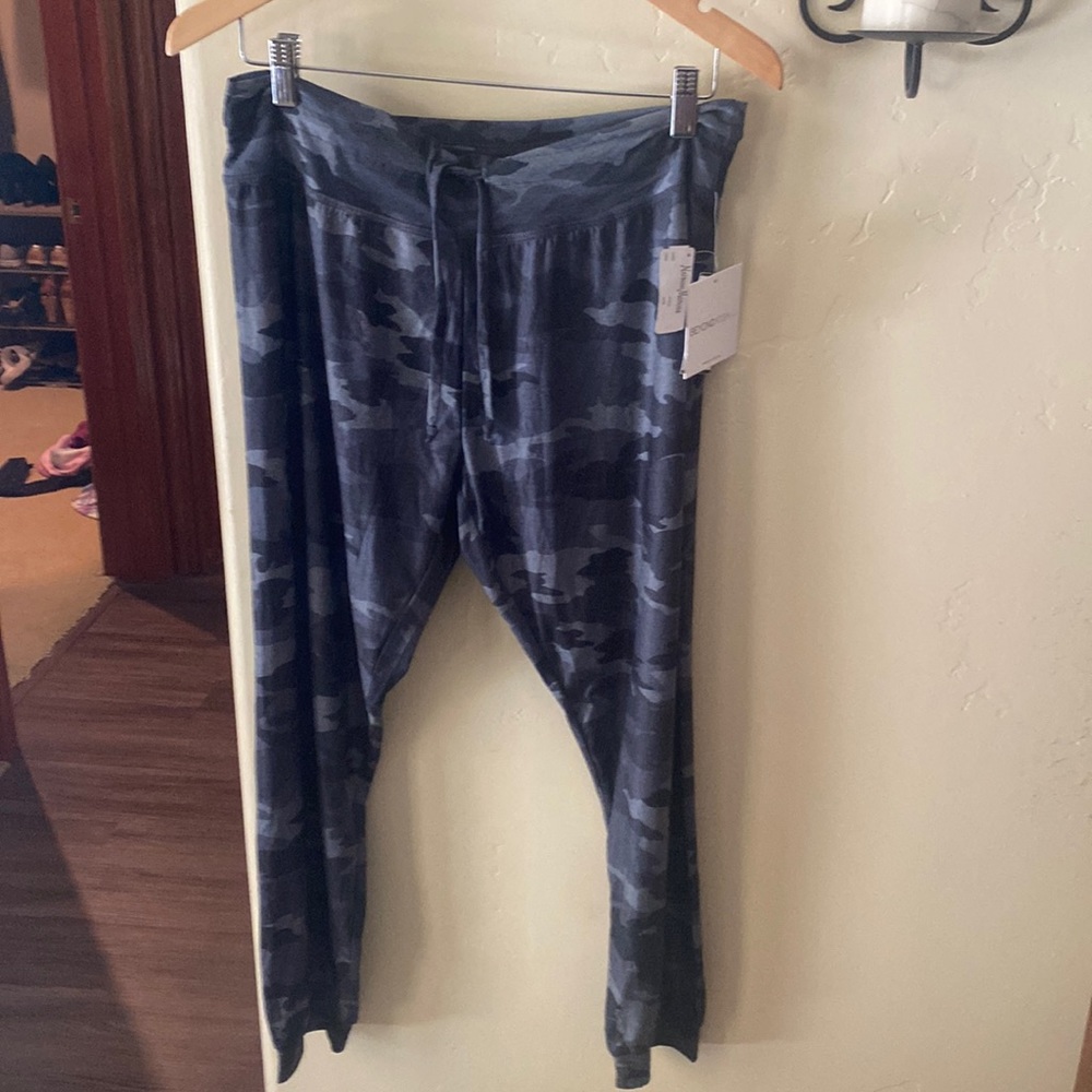NWT beyond yoga lightweight lounge around joggers gray camo size xl